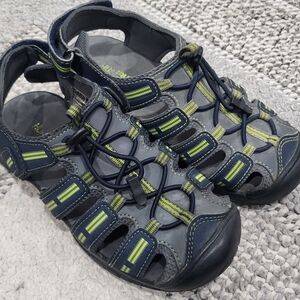 Khombu Dilllion Sandals Water Shoes Size 2